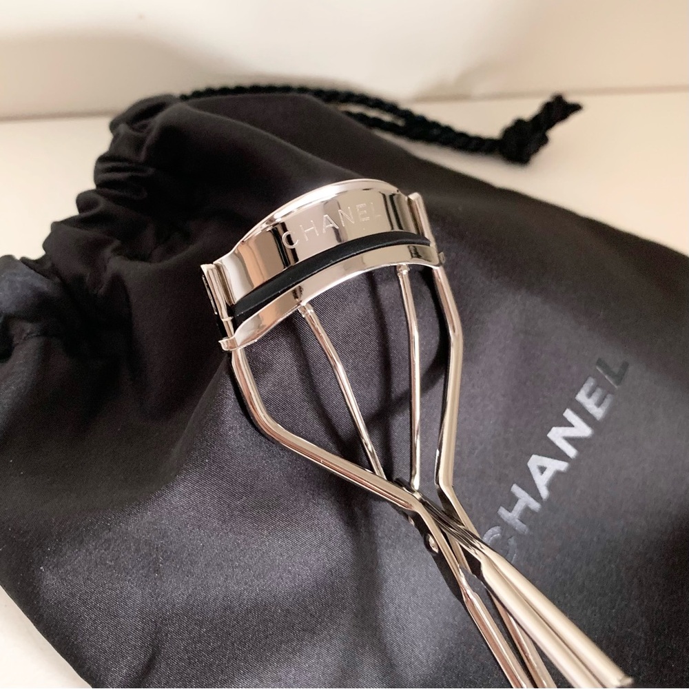 Hold NWOT Chanel eyelash curler with drawstring dust pouch - Picture 14 of 16